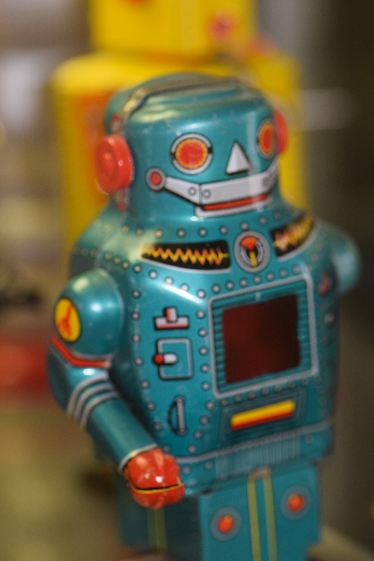 青いブリキ製のロボットのおもちゃ