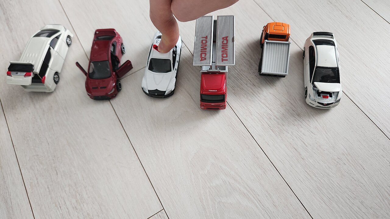 床に並べたトミカのミニカー