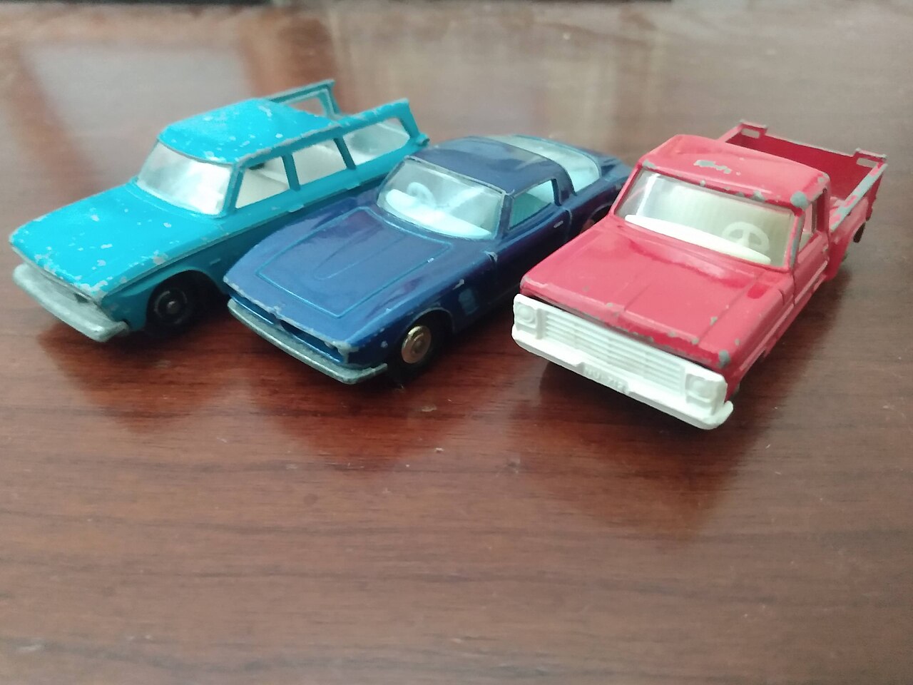 塗装がはがれた1960年代のマッチボックスのミニカー